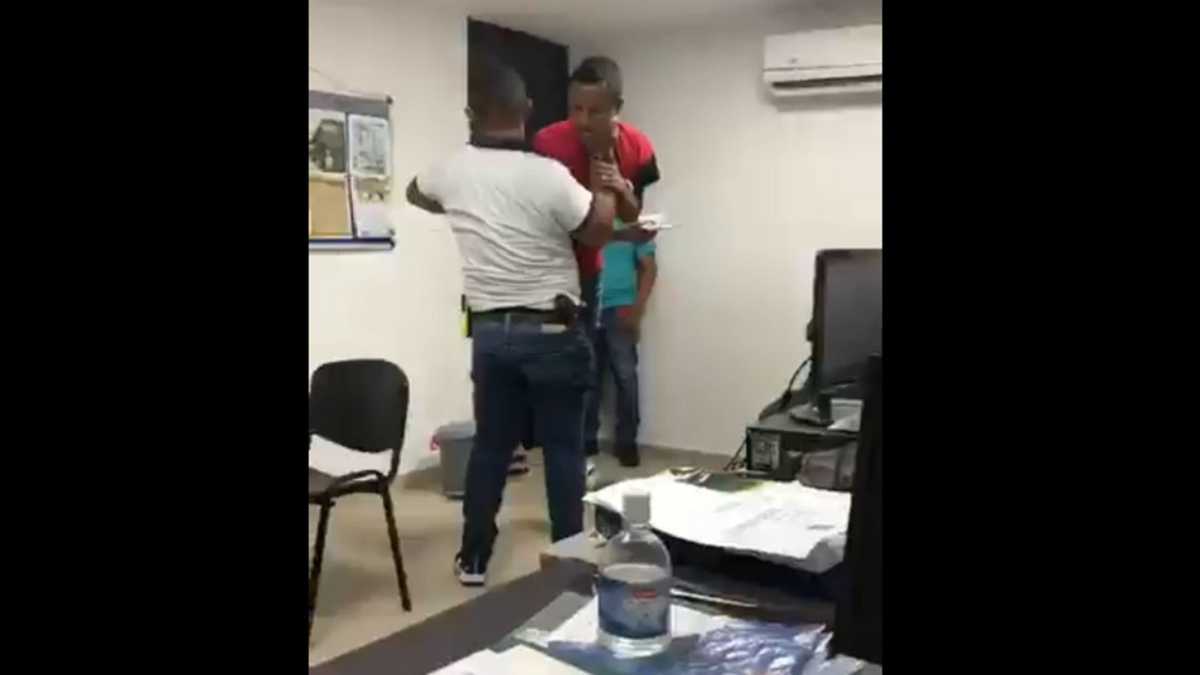En video: hombre es lanzado contra la pared en estación de Policía de Atlántico; el hecho fue denunciado