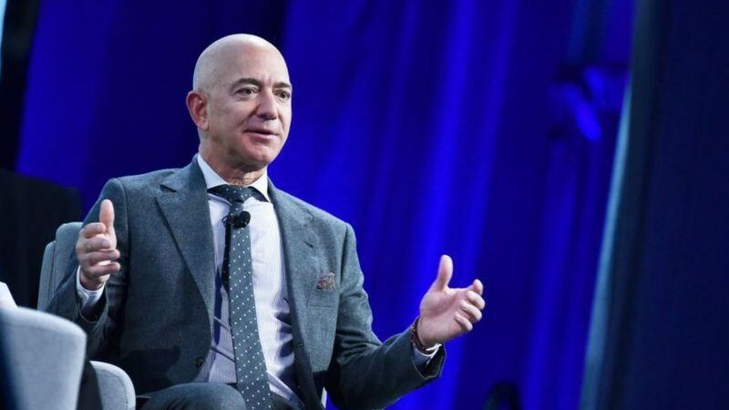 Jeff Bezos, fundador de Amazon, también utiliza largos intervalos de silencio al inicio de las reuniones, explica Justin Bariso.