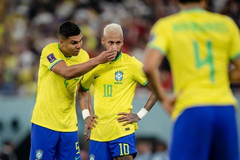 DOHA, QATAR - DECEMBER 05: Casemiro (L) and Neymar (R) of Brazil looking on during the FIFA World Cup Qatar 2022 round of 16 match between Brazil and Korea at Stadium 974 on December 5, 2022 in Doha, Qatar. (Photo by Marvin Ibo Guengoer - GES Sportfoto/Getty Images)