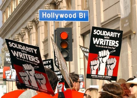 Miles de escritores de cine y televisión de Hollywood se declararan en huelga el 2 de mayo de 2023, dijo su sindicato, después de que las conversaciones con estudios y streamers sobre salarios y otras condiciones terminaron sin acuerdo.
