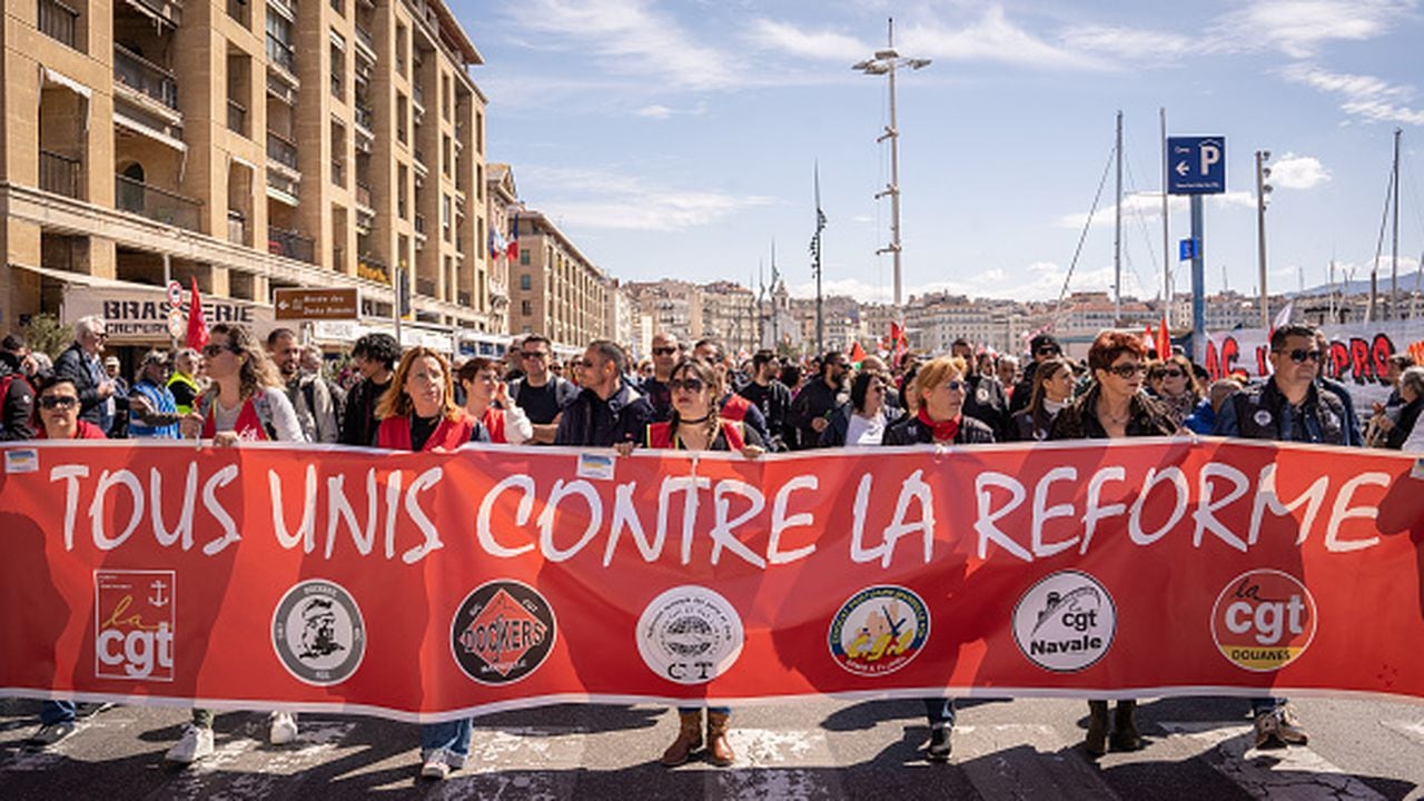 Manifestantes de la Confederación General de Trabajadores. Protesta contra la reforma pensional en Marsella, Francia, 6 de abril de 2023.