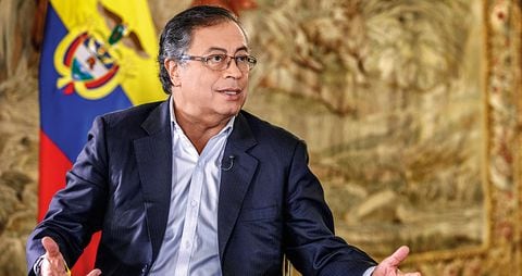   El presidente Gustavo Petro armó una alboroto al autoproclamarse jefe del fiscal Francisco Barbosa. Las recciones de rechazo desde la Justicia fueron inmediatas.