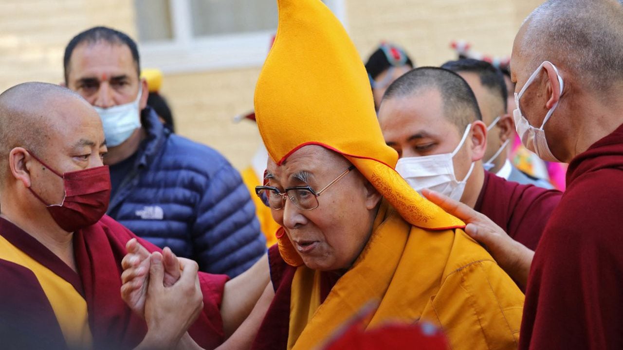 El líder espiritual tibetano Dalai Lama (centro) llega para asistir a una oración en el Templo Principal Tibetano en McLeod Ganj el 5 de abril de 2023. (Foto de AFP)