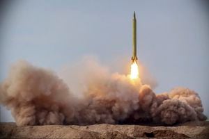 Un misil de prueba es lanzado en Irán, en esta foto de la Guardia Revolucionaria Iraní divulgada el 16 de enero de 2021. (Guardia Revolucionaria de Irán/Sepahnews via AP, File)