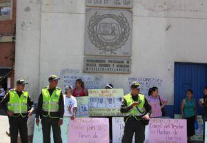 En la cárcel Bellavista, de Medellín, han muerto 11 presos este año. Sus familiares protestaron en la entrada del penal.