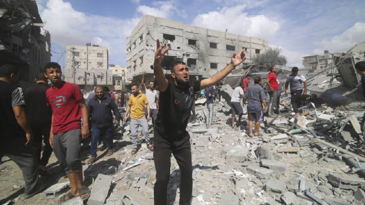 Palestinos buscan sobrevivientes del bombardeo israelí de Rafah, en el sur de la Franja de Gaza, el martes 17 de octubre de 2023.