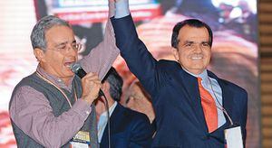 Zuluaga (der.) obtuvo casi 7 millones de votos a la sombra de su mentor, Álvaro Uribe (izq.)