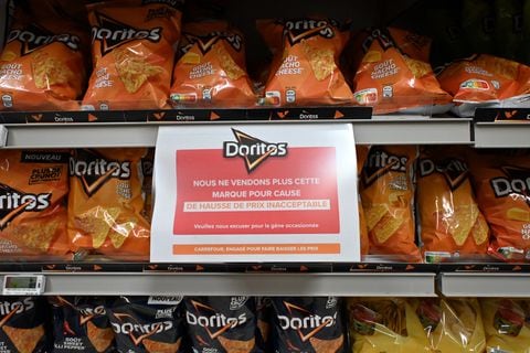 PARIS, FRANCE - JANUARY 05: A sign reading in French in a Carrefour on a shelf for the PepsiCo product Doritos' reads: 'We no longer sell this brand due to unacceptable price increases' at a Carrefour Group store in Montigny-le-Bretonneux, near Paris, France on January 05, 2024. French Multinational retail and wholesaling corporation Carrefour, stop selling PepsiCo products in their stores in four European countries due to prices. (Photo by Mustafa Yalcin/Anadolu via Getty Images)