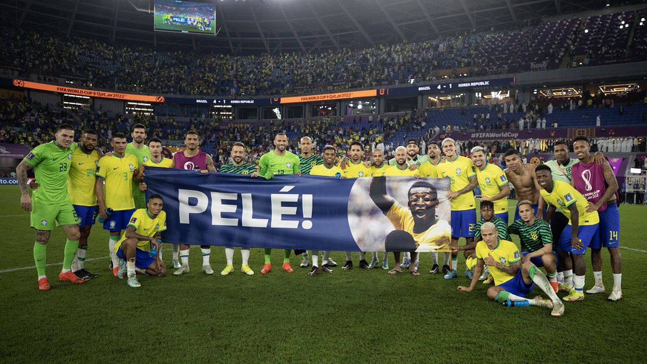 La Selección de Brasil celebró con una pancarta de Pelé su paso a cuartos de final.