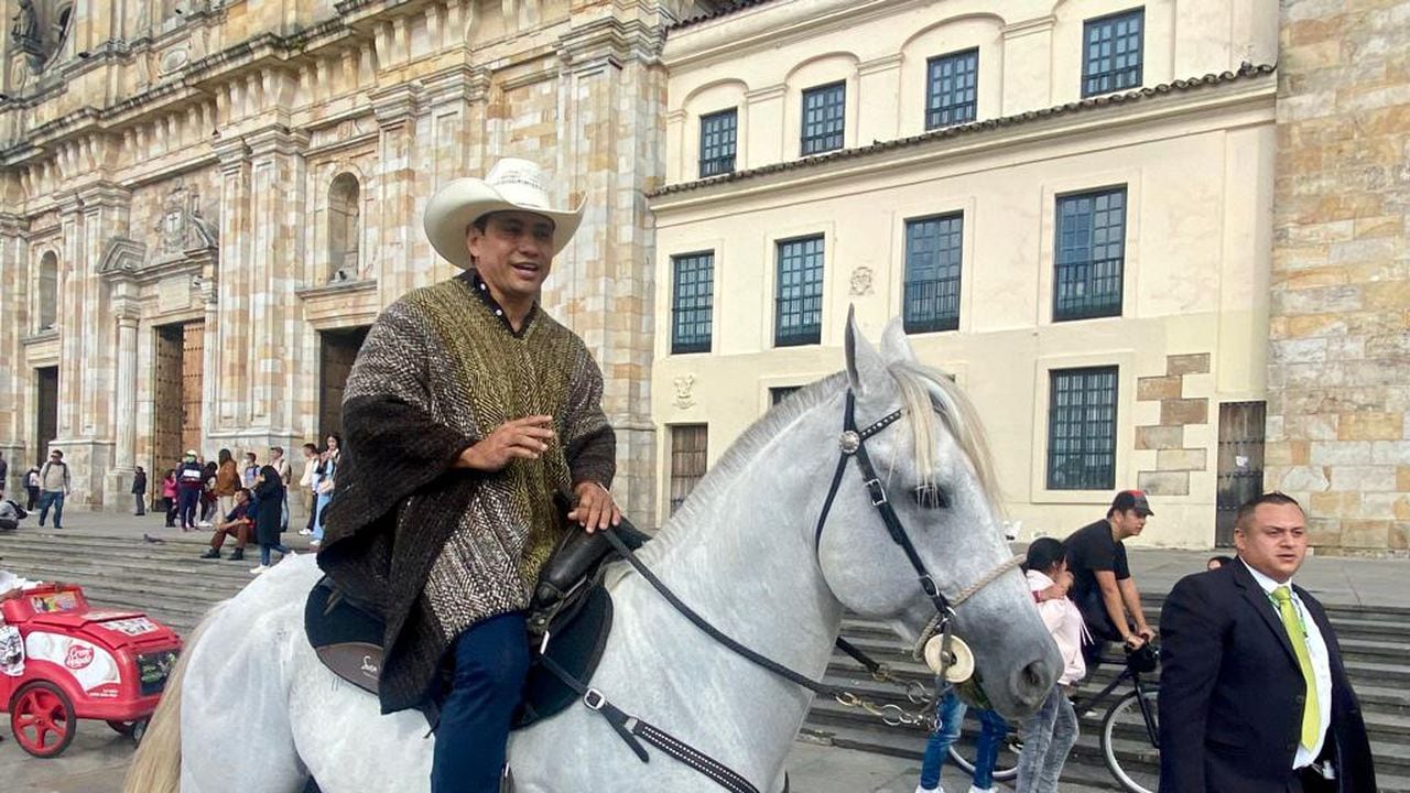 El senador Alirio Barrera llevó su caballo a la plenaria del Senado.