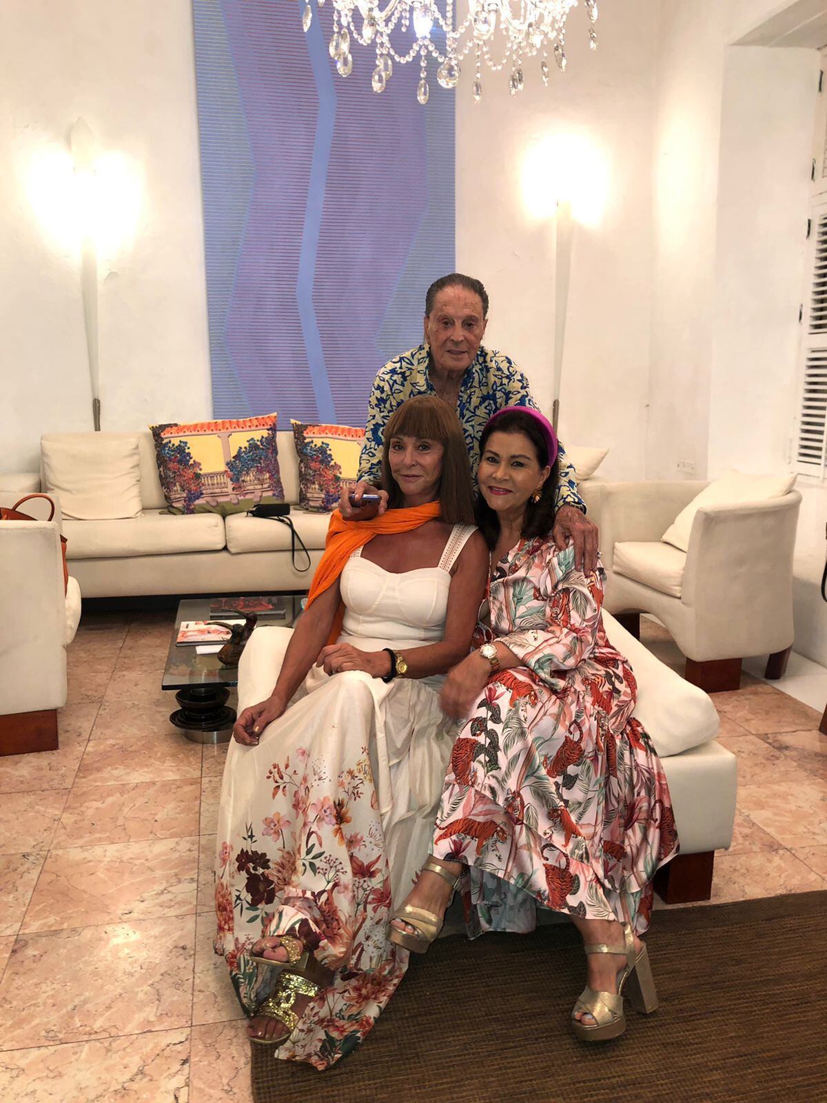 Jaime Ostos, su esposa María Ángeles y su amiga Iveth Uhia en su casa en Cartagena