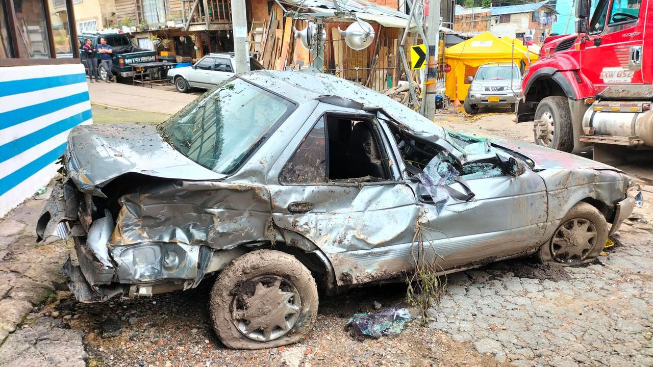 Tragedia en La Calera: así quedó el vehículo en el que se movilizaban las personas que fueron arrasadas por la avalancha