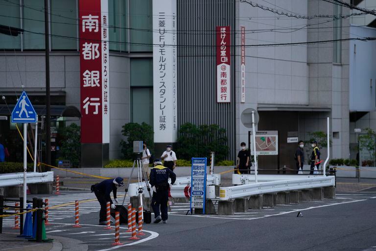 Investigadores policiales trabajan en la escena donde le dispararon al ex primer ministro japonés Shinzo Abe, mientras pronunciaba su discurso para apoyar al candidato del Partido Liberal Democrático durante una campaña electoral en Nara, oeste de Japón.
