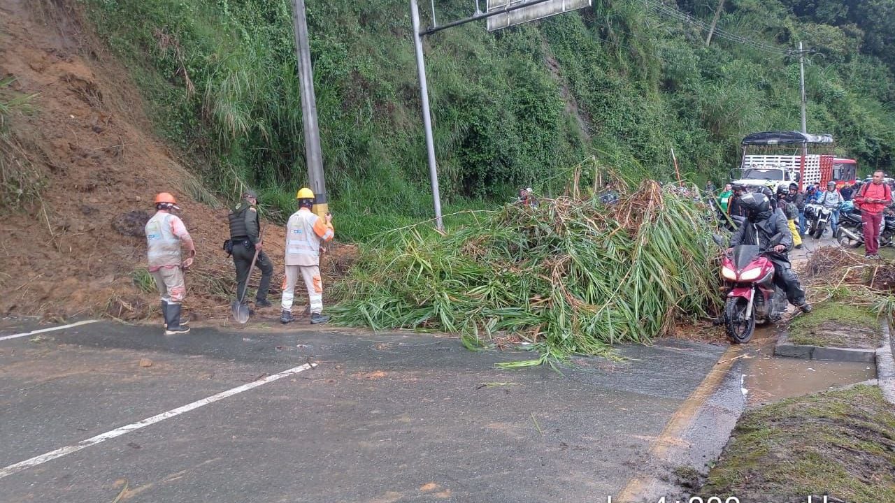 Hace pocos minutos un derrumbe generó el cierre total de una de las calzadas de ascenso en el sector Curva de Rodas de la autopista Medellín - Bogotá, específicamente a un kilómetro del peaje de Copacabana, esto al norte del Valle de Aburrá.