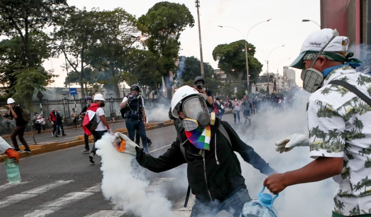 Manifestantes en Lima, Perú, luchan contra la fuerza pública en unas protestas que ya cobraron la vida de un ciudadano capitalino