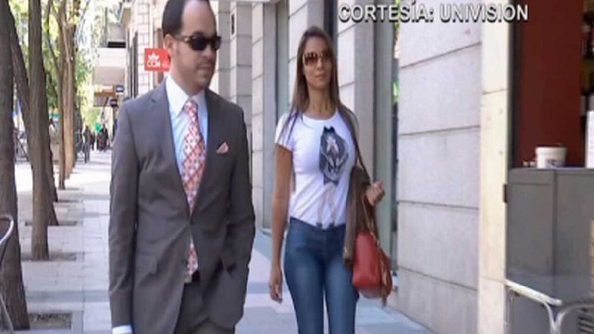 Dania Londoño Suarez (i) y su abogado Abelardo de la Espriella, en Madrid.