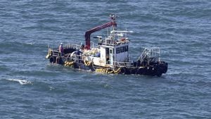 Un barco que recoge agua de mar para monitorear materiales radiactivos se ve cerca de la planta de energía nuclear Fukushima.