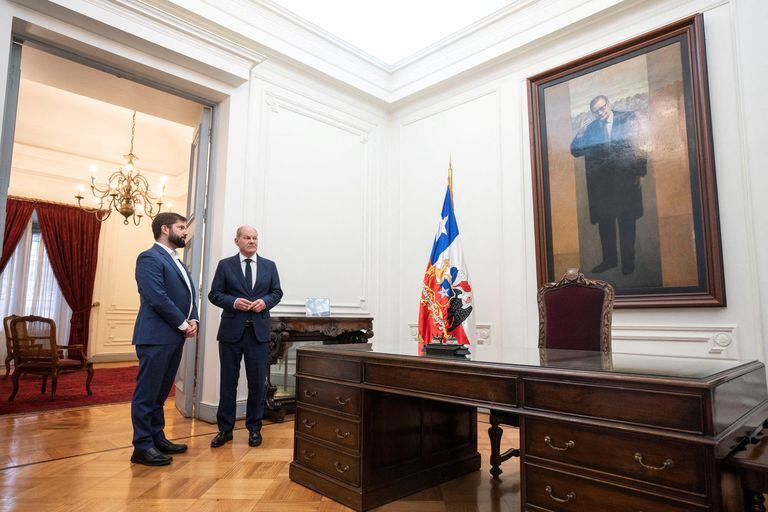El presidente de Chile, Gabriel Boric, y el canciller alemán, Olaf Scholz, visitan un área que recrea la antigua oficina del expresidente de Chile, Salvador Allende, en el palacio de gobierno de La Moneda en Santiago.