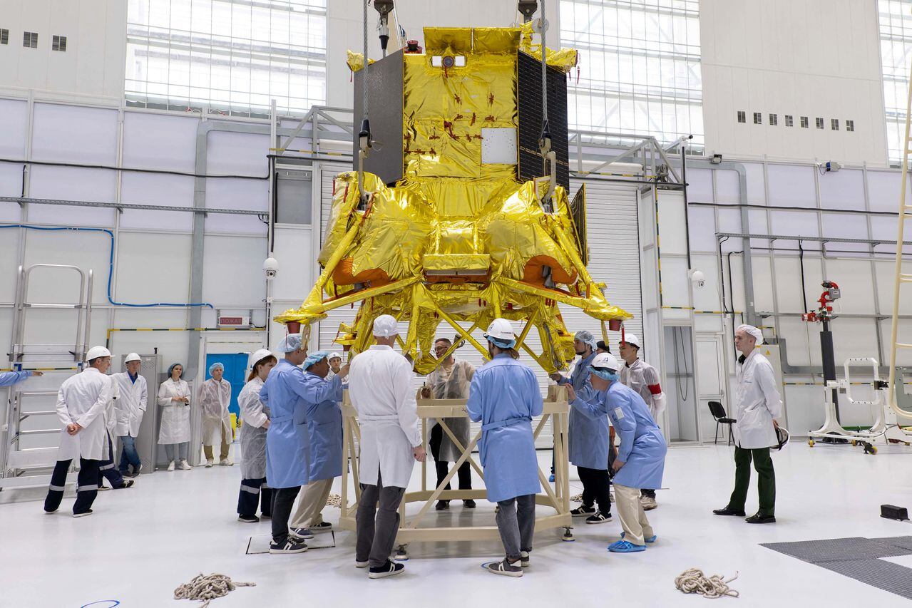 Muestra el rover Luna-25 (Moon-25) instalado por técnicos en el cosmódromo de Vostochny.