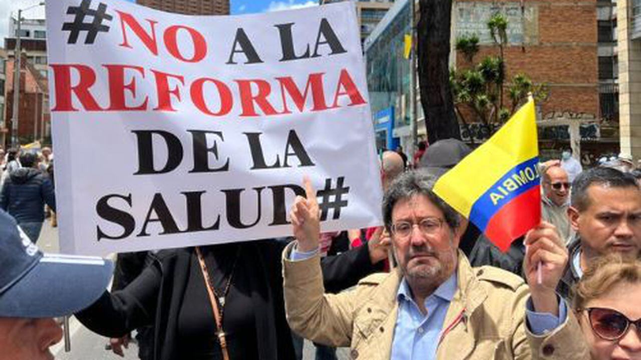 Francisco Santos hizo parte de las manifestaciones en Bogotá contra las reformas de Gustavo Petro