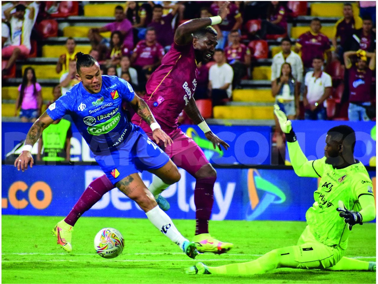 Sergio Mosquera (vinotinto) disputa un balón con Leonardo Castro (azul), jugador del Pereira