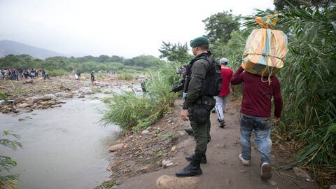 Cruzando a través de las llamadas "trochas", los migrantes venezolanos son expuestos a peligros naturales y a bandas criminales.