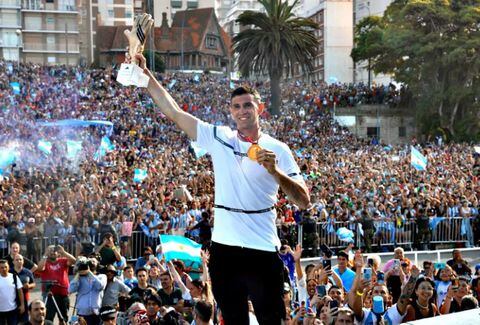 Emiliano Martínez fue recibido por miles de personas en su ciudad, Mar del Plata, en Argentina. Foto: Mauro V. Rizzi.
