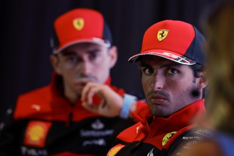 El piloto de Ferrari Carlos Sainz (derecha) junto a su compañero Charles Leclerc previo al Gran Premio de Brasil, el 9 de noviembre de 2022, en Sao Paulo. (AP Foto/Marcelo Chello)