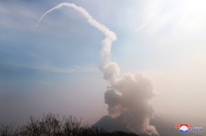 Una vista muestra un simulacro de misiles de Corea del Norte en un lugar no revelado en esta imagen publicada por la Agencia Central de Noticias de Corea del Norte (KCNA) el 20 de marzo de 2023