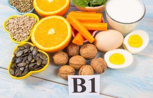 Ingredientes que contienen vitaminas B1 (tiamina). Concepto de alimentación saludable.