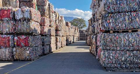  A las plantas de Enka llegan a diario 3 millones de botellas recicladas. Con una cuarta instalación duplicarán la cantidad.