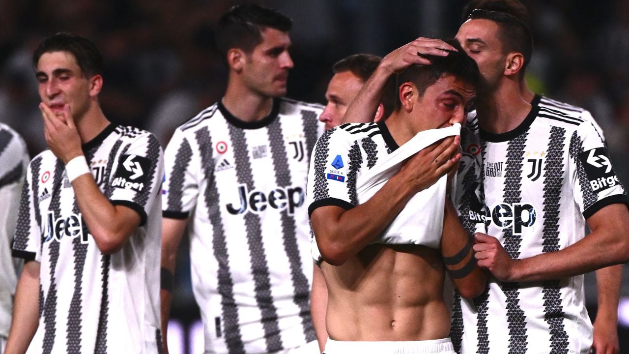 Mattia De Sciglio intenta consolar a Paulo Dybala tras el final del partido entre Juventus y Lazio