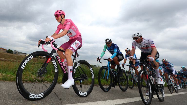 El ciclista esloveno del Pink Jersey Team UAE, Tadej Pogacar (i), viaja en el pelotón durante la tercera etapa de la 107.ª carrera ciclista Giro de Italia, 166 km entre Novara y Fossano, el 6 de mayo de 2024 en Fossano. (Foto de Luca Bettini / AFP)