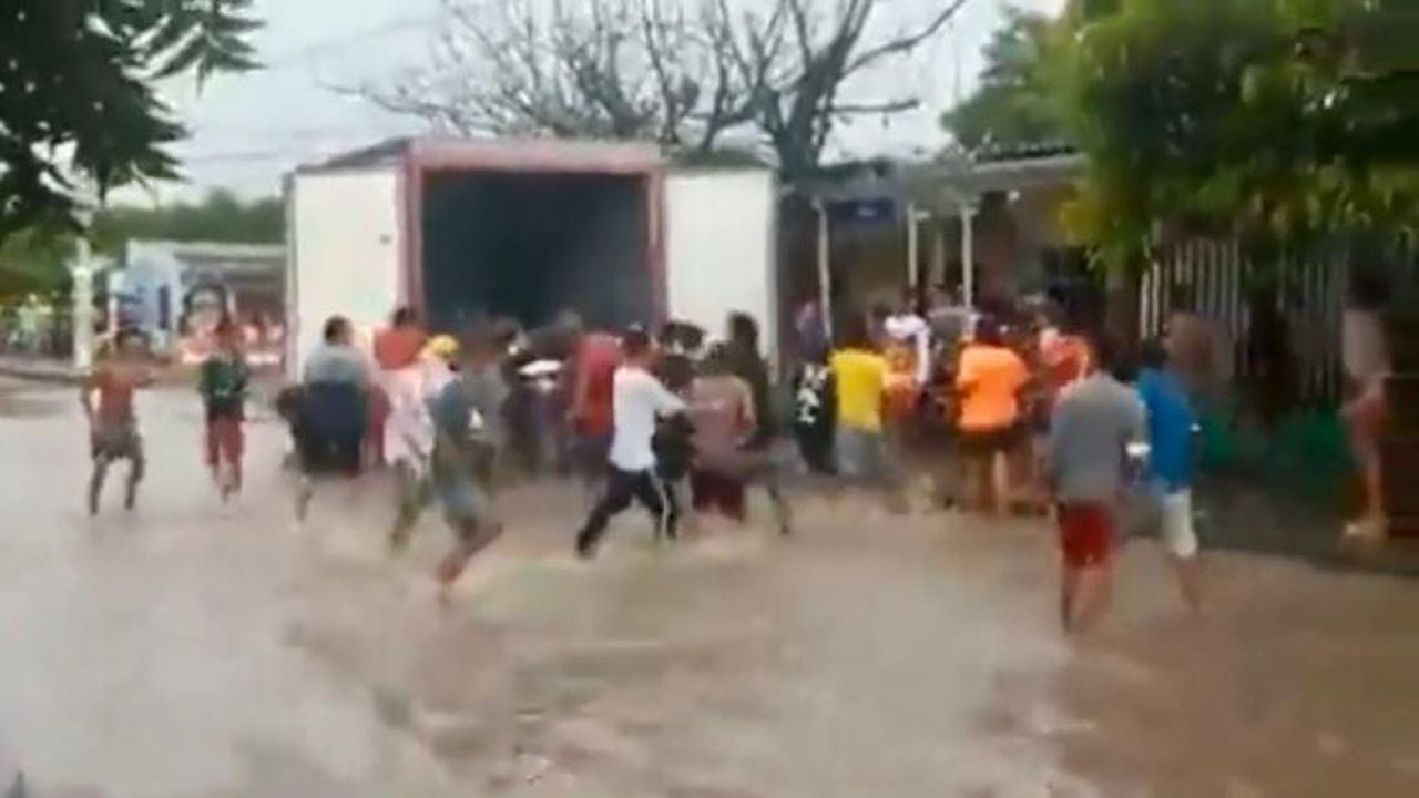 Saquearon camión de alimentos en medio de un aguacero en Soledad, Atlántico.