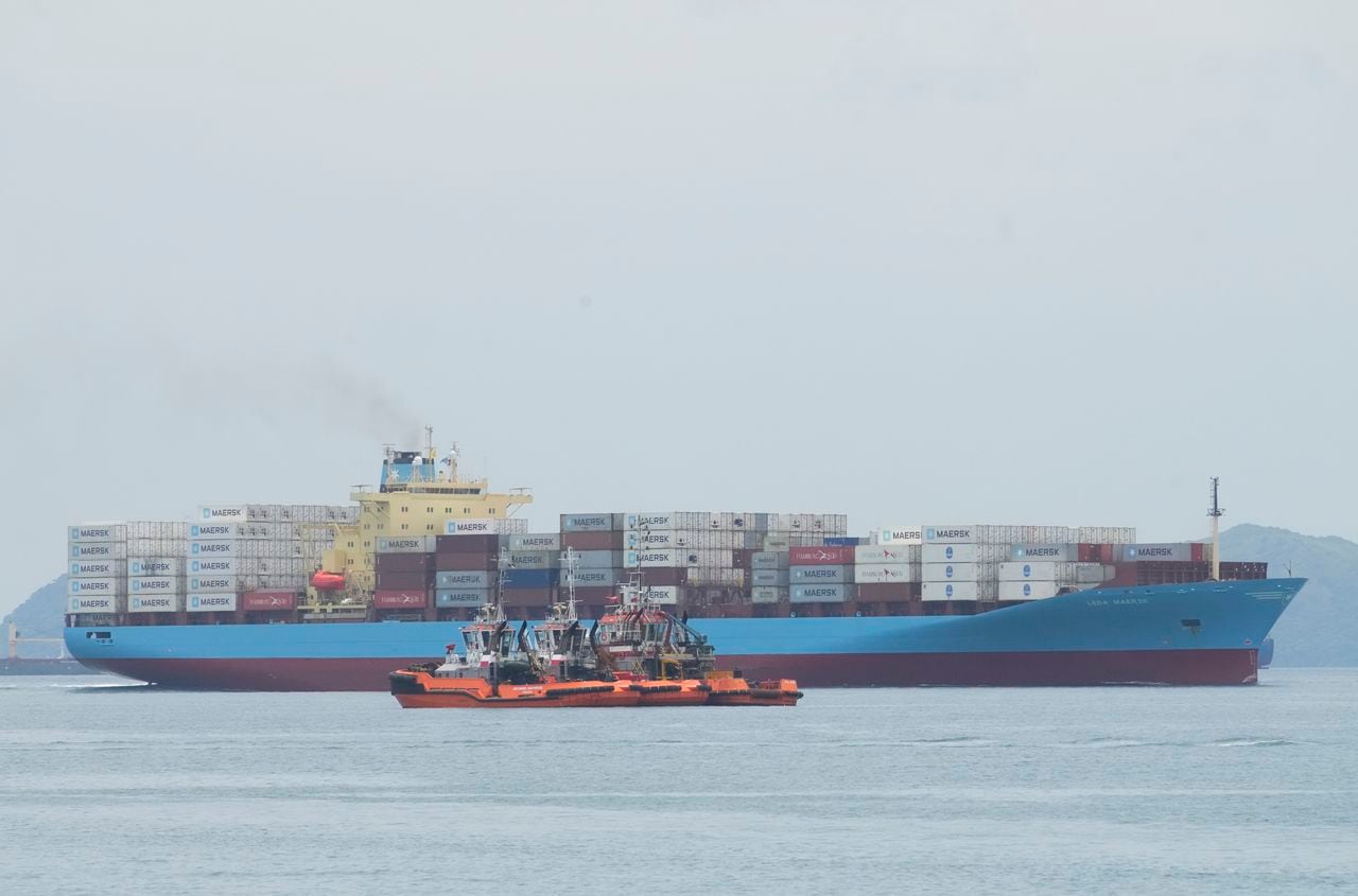 Un carguero navega por el lado del Pacífico hacia el Canal de Panamá en la ciudad de Panamá, el martes 12 de septiembre de 2023. Debido a la falta de lluvia, las autoridades limitaron a principios de agosto el número de barcos que pasan por la vía marítima. (Foto AP/Arnulfo Franco)