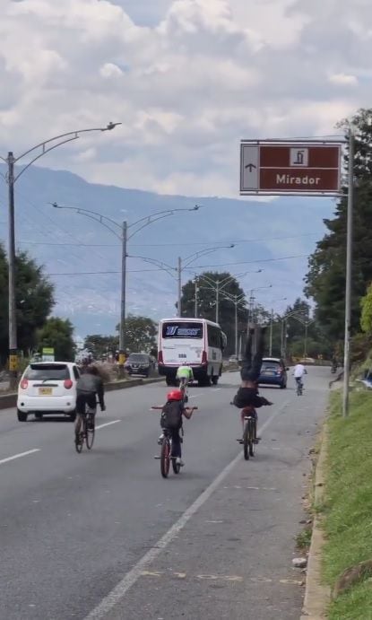 Peligrosa maniobra de un ciclista en la avenida Las Palmas, en Antioquia.