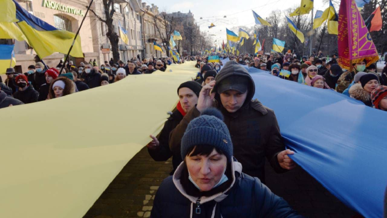 Los manifestantes declararon no sentir miedo ante una posible invasión de Rusia, y defenderán a Ucrania. Foto: Sergey Bobok / AFP