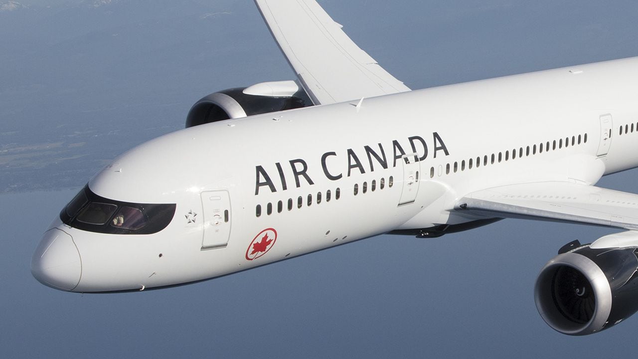 Air Canadá en el centro de la polémica por denuncia de una pasajera que afirma que al llegar a su puesto en un vuelo Las Vegas - Montreal, su puesto estaba lleno de vómito y no recibió la ayuda esperada por las azafatas.