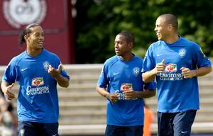 Robinho, junto a Ronaldinho y Ronaldo en un entrenamiento de Brasil
