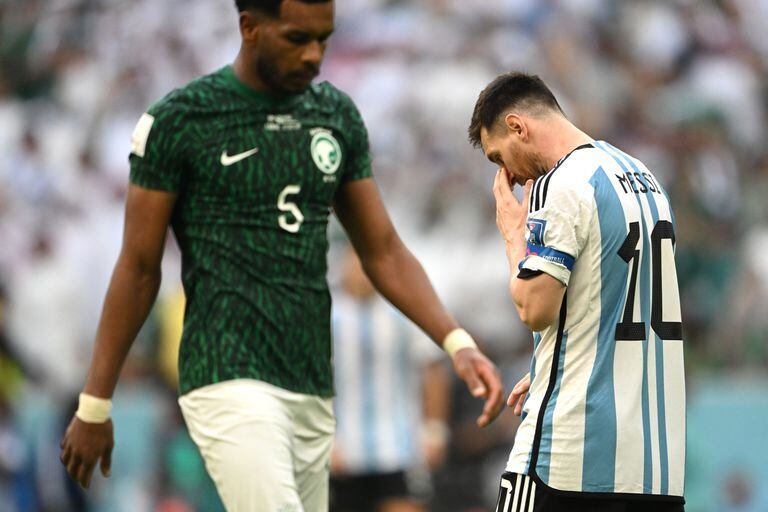 Lionel Messi de Argentina (d) y Ali Al-Bulaihi de Arabia Saudita durante el partido.