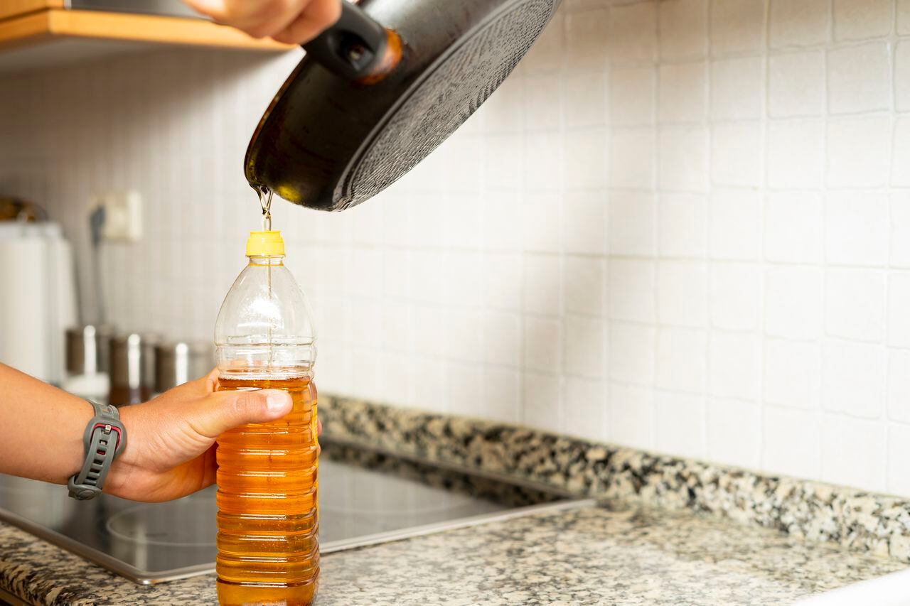 La mejor manera de deshacerse del aceite de cocina usado es envasarlo en una botella reciclable antes de desecharlo en la basura.