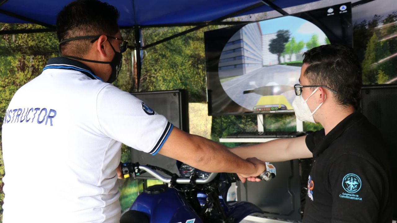 La estrategia de la Secretaría de Transporte y Movilidad de Cundinamarca ha sido usar cuatro simuladores que escenifican diferentes situaciones que ponen en riesgo la seguridad de los actores viales.
