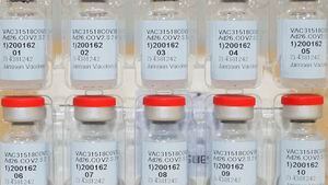 Esta foto del 2 de diciembre de 2020 proporcionada por Johnson & Johnson muestra frascos de la vacuna Janssen COVID-19 en Estados Unidos. La vacuna de dosis única de Johnson & Johnson protege contra COVID-19, según un análisis realizado por los reguladores de EE. UU. El miércoles 24 de febrero de 2021, que prepara el escenario para una decisión final sobre una vacuna nueva y más fácil de usar para ayudar a domesticar la pandemia. Los científicos de la Administración de Alimentos y Medicamentos confirmaron que, en general, tiene una efectividad de alrededor del 66% y también dijeron que la inyección de J&J, una que podría ayudar a acelerar las vacunas al requerir solo una dosis en lugar de dos, es segura de usar. Foto: Johnson & Johnson vía AP.