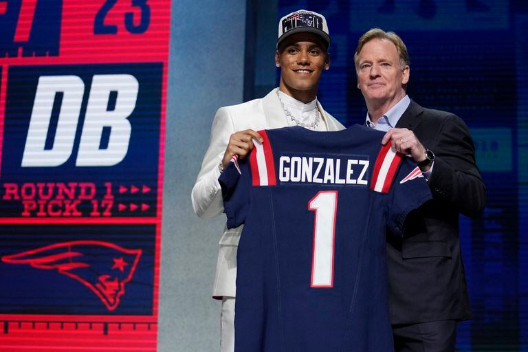 Oregon defensive back Christian Gonzalez, left, poses with NFL Commissioner Roger Goodell after being chosen by the New England Patriots with the 17th overall pick during the first round of the NFL football draft, Thursday, April 27, 2023, in Kansas City, Mo. (AP Photo/Jeff Roberson)