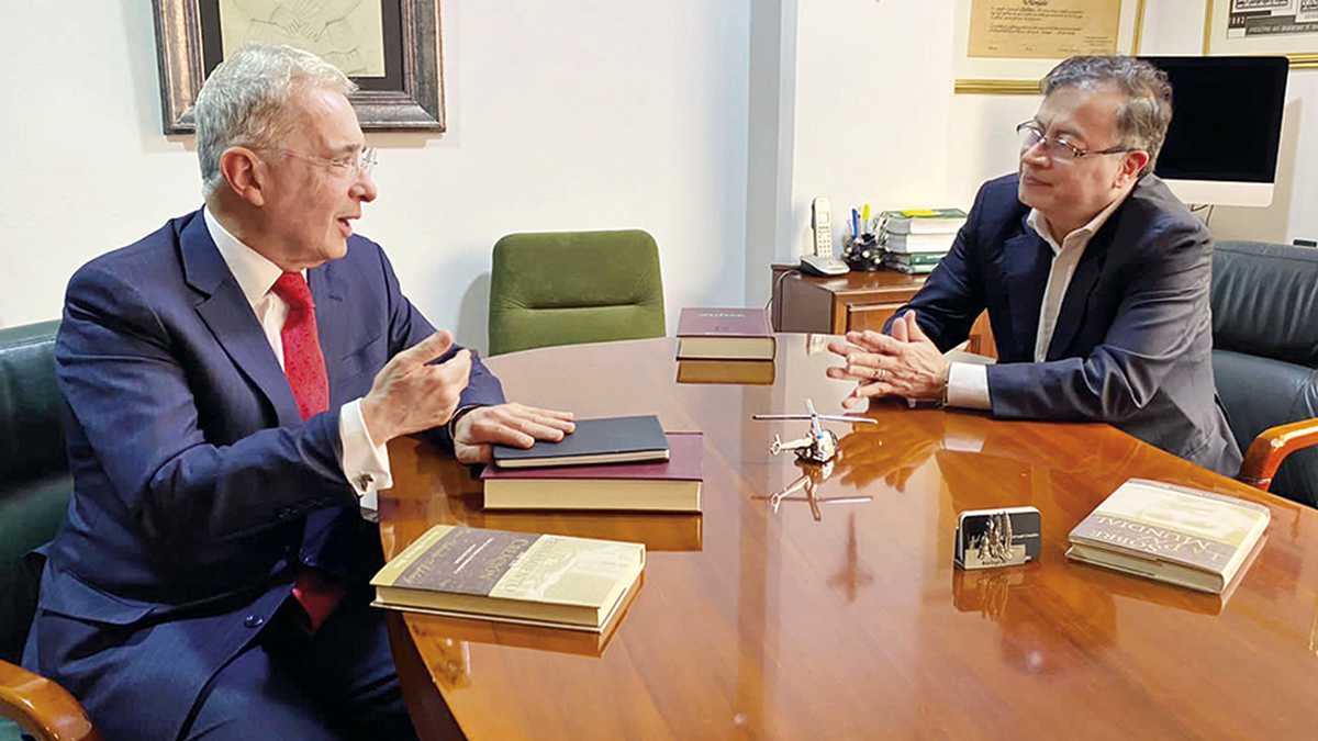   El encuentro entre Álvaro Uribe y Gustavo Petro es histórico. Mantener un canal directo, el mayor logro de la amable reunión.