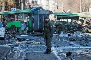 Oficial de policía protege un área alrededor de un edificio destruido por los bombardeos mientras continúa el ataque de Rusia contra Ucrania, en Kiev, Ucrania, el 14 de marzo de 2022. Foto REUTERS/Gleb Garanich