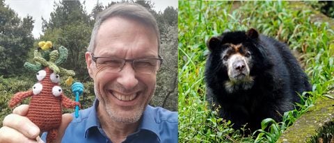 El saliente embajador de Alemania, Peter Ptassek y un oso de anteojos.