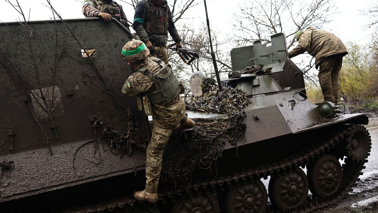 Militares ucranianos regresan de intensos combates en medio del ataque de Rusia a Ucrania, cerca de Bakhmut, Ucrania, 14 de abril de 2023.