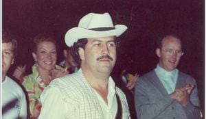 Pablo Escobar Gaviria al lado de la presentadora Virginia Vallejo y el sacerdote Elias Lopera, en un evento en el municipio La Estrella, al sur del Valle de Aburrá, el 30 de julio de 1982.