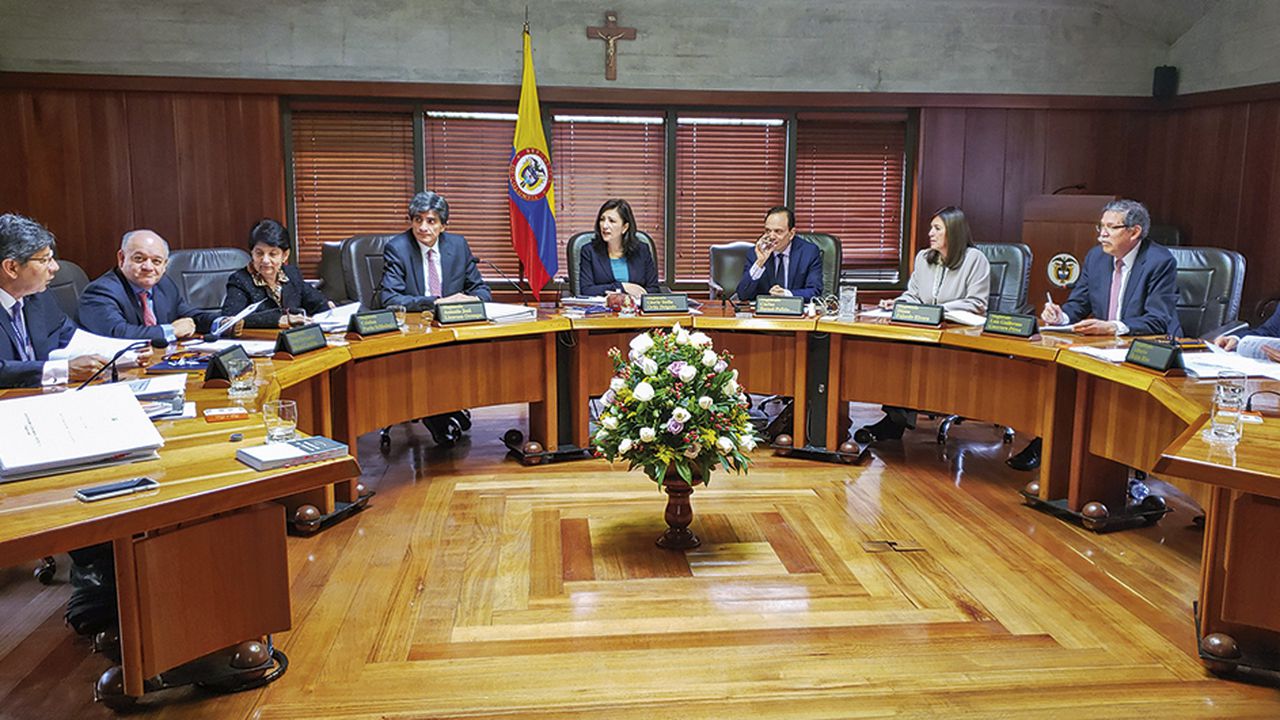 Con una votación de cinco a favor y cuatro en contra, la Sala Plena de la Corte Constitucional decidió mantener la condición de imputado del expresidente Álvaro Uribe.